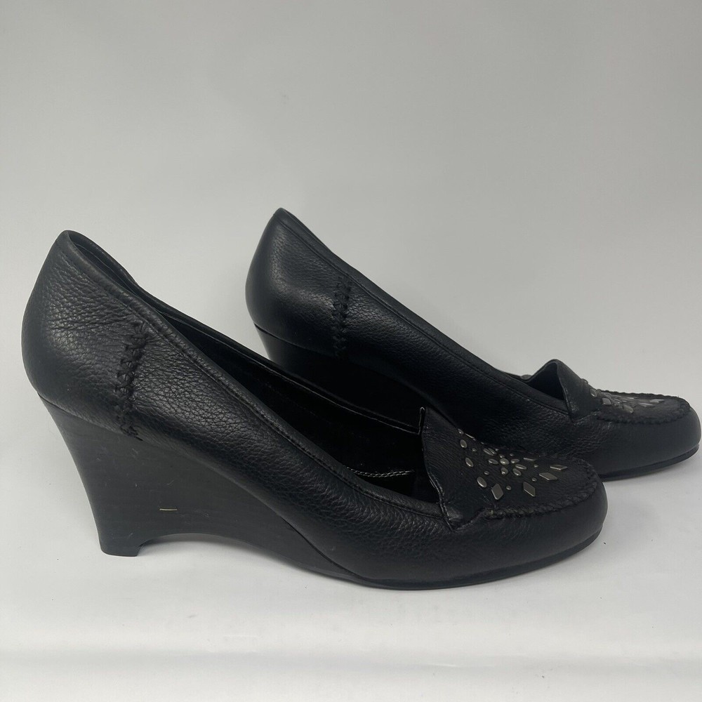 LIZ CLAIBORNE FLEX Womens 9 1/2 Leather WOODSTOCK Studded Wedge Pumps (BLACK)